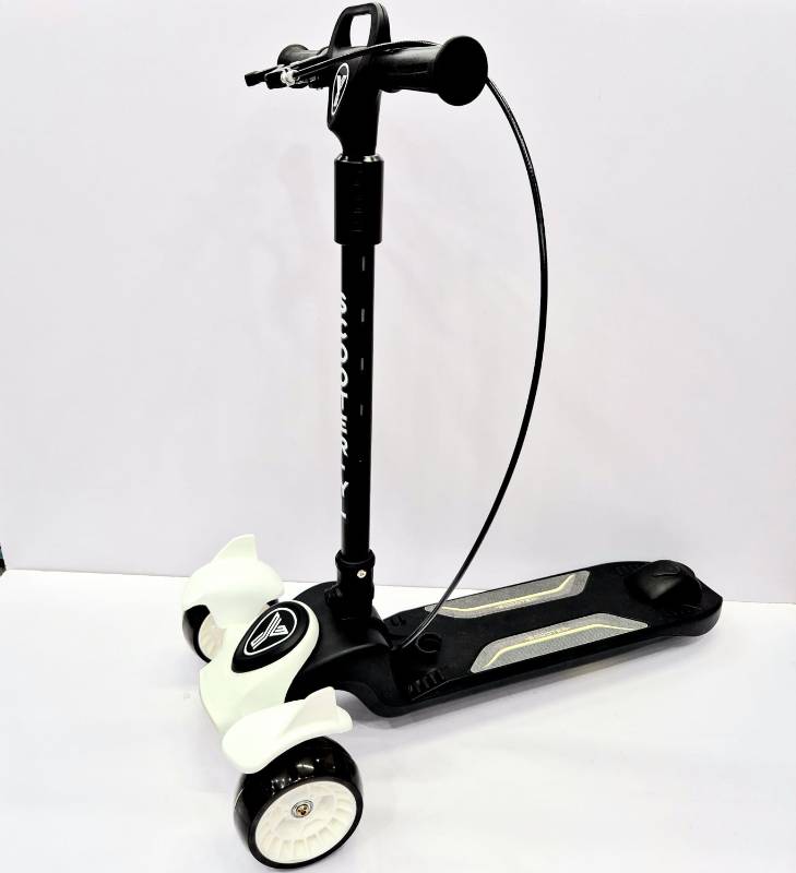 (699) Scooter ,3Clr As Pic Opp Bag